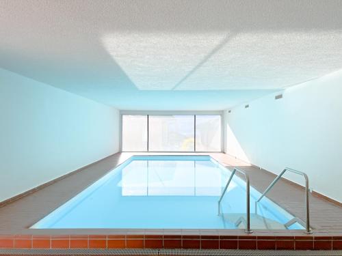 Bazén v ubytování Bright Tiny Studio - Shared Pool & Sauna - Free Parking - Air condition nebo v jeho okolí