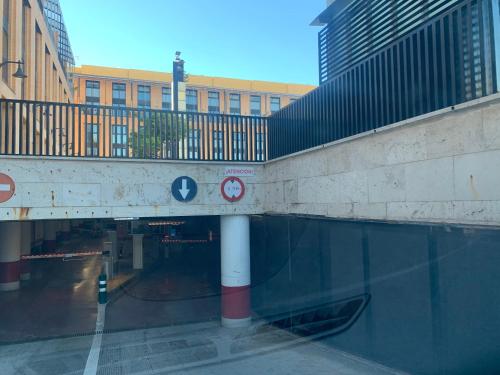 a building with a tunnel in the middle of a street at Apartamento Valencia in Catarroja