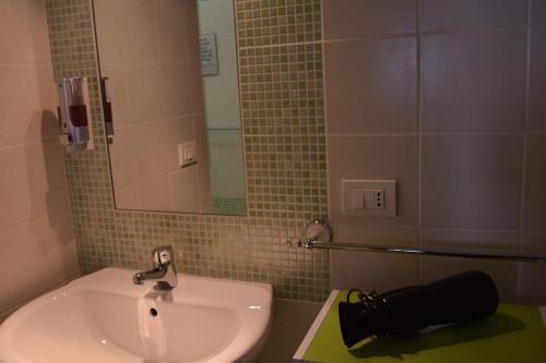uma casa de banho com um lavatório e um espelho em Su Fassoi Cabras em Càbras
