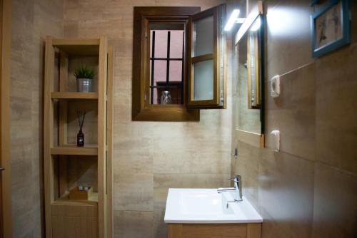 a bathroom with a sink and a mirror at Calle de las Bulas - Judería in Toledo