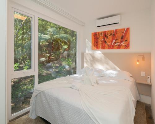舊金山德保的住宿－KŌN - Pousada Romântica，卧室配有白色的床和窗户。