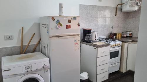 uma cozinha com um frigorífico e uma máquina de lavar roupa em Don Roque II em Santa Rosa