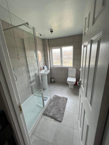 y baño con ducha, aseo y lavamanos. en Fellowes View, en Peterborough