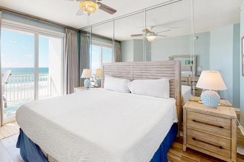 une chambre avec un lit avec vue sur l'océan dans l'établissement Gulf Dunes W 512, à Fort Walton Beach
