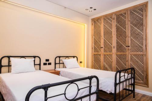沙姆沙伊赫的住宿－Sunny Lakes Resort , Revira Apartment，带窗户的客房内的两张床