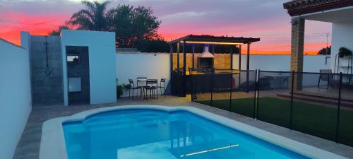 una piscina en el patio trasero de una casa en Chalet Hercules la barrosa, en Chiclana de la Frontera