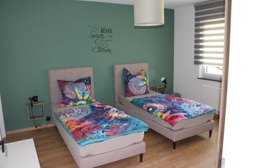 Zimmer mit 2 Betten und einem Schild an der Wand in der Unterkunft Holiday Apartment 4you in Bütgenbach