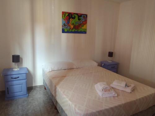1 dormitorio con 1 cama con 2 toallas en Yexalen PB en El Calafate