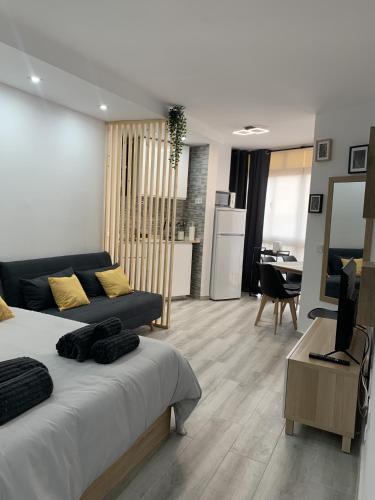 PRECIOSO ESTUDIO FRENTE AL MAR CON PISCINA