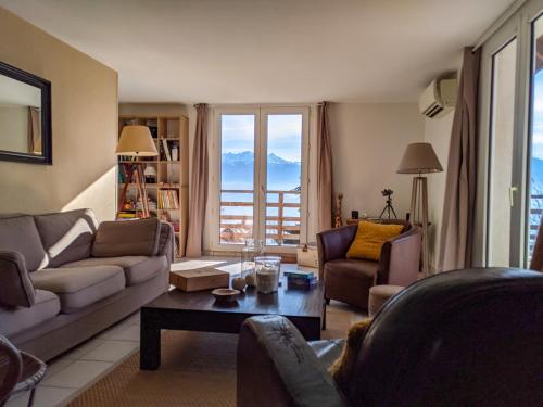 salon z kanapą, krzesłami i stołem w obiekcie Maison familiale en montagne avec vue merveilleuse sur le massif de Belledonne w mieście Saint-Bernard