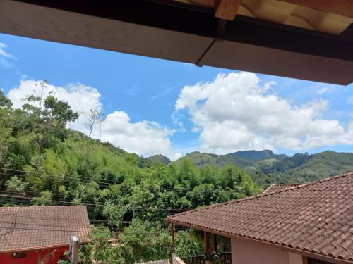 een uitzicht op de bergen vanuit een huis bij Suites Estrela in São Pedro da Serra