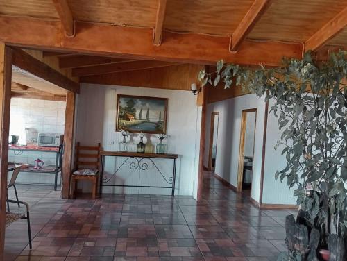 sala de estar con mesa y cocina en Parcela Sant Llorenç en Cabrero