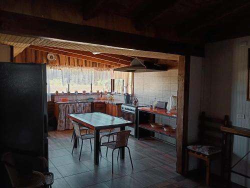 cocina con mesa y sillas en una habitación en Parcela Sant Llorenç en Cabrero