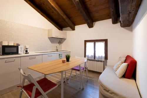 een keuken en eetkamer met een tafel en een bank bij My home in Venice in Mestre