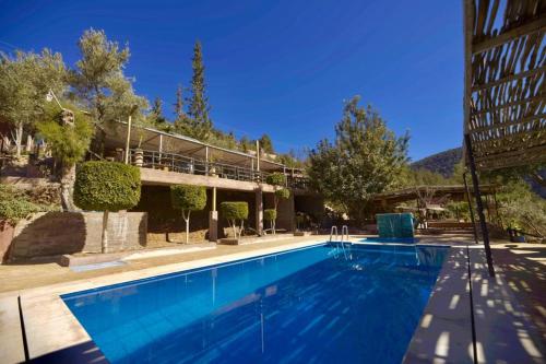 a large swimming pool in front of a building at Dar l'eau Vive in Bine el Ouidane