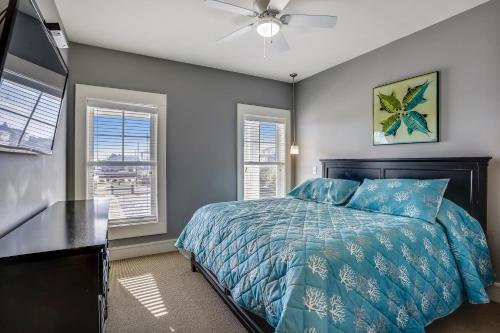 une chambre avec un lit et un ventilateur de plafond dans l'établissement Good Karma Retreat, à Nags Head