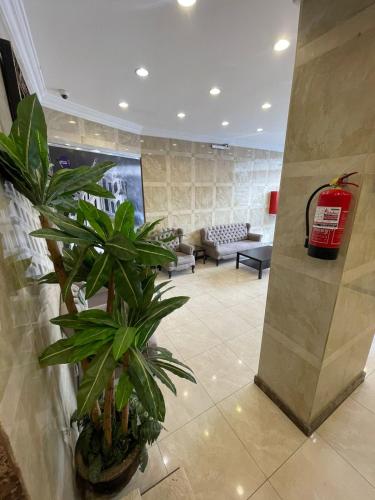 um lobby com uma boca de incêndio e uma planta em طارق الطائف em Taif