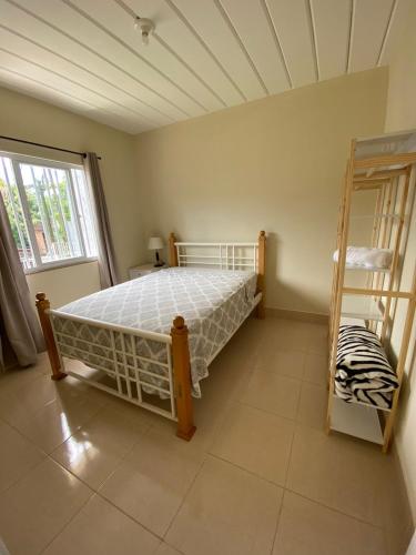 1 dormitorio con litera y ventana en Aconchego Petrópolis, en Petrópolis