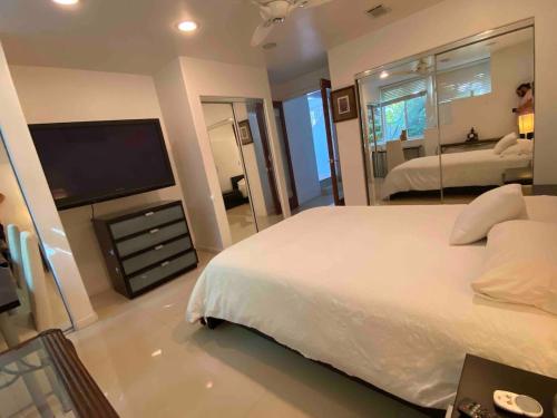 een slaapkamer met een groot bed en een flatscreen-tv bij Universal Studios 2 Mile Retreat in Los Angeles