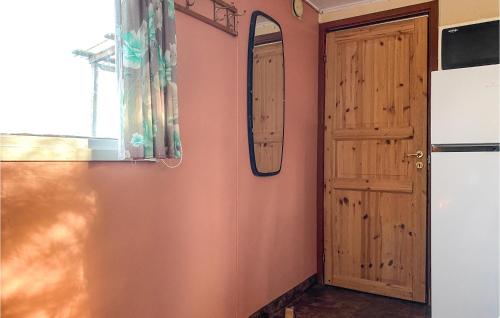 um quarto com uma porta e um espelho na parede em Kerstins Stuga em Visby