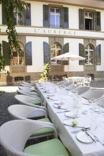 Un restaurante o sitio para comer en Boutique-Hotel Auberge Langenthal