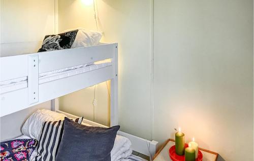 um quarto com um beliche com 2 velas em Kerstins Stuga em Visby