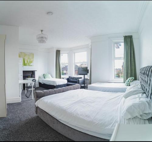um quarto com 2 camas e uma sala de estar em Howard House em Southampton