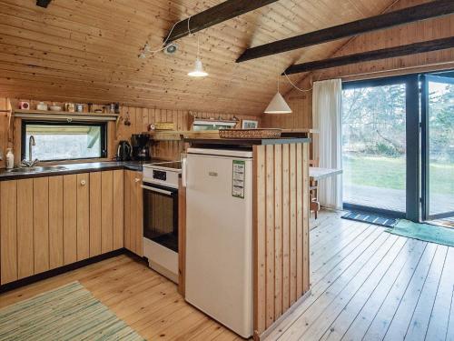 eine Küche mit einem Kühlschrank und einem Herd in der Unterkunft 4 person holiday home in Martofte in Martofte