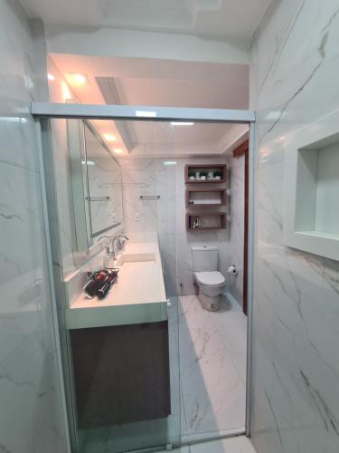een badkamer met een wastafel en een toilet bij Casa Inteira com 3 Quartos in São Luís