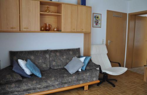 een woonkamer met een bank en een stoel bij Ferienwohnung Fischer in Meersburg
