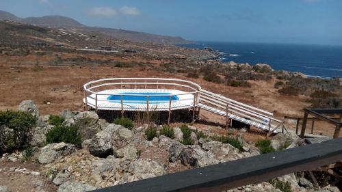 Výhled na bazén z ubytování Cabaña 8 personas frente al mar nebo okolí