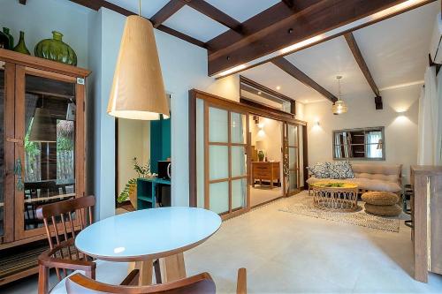 馬拉戈日的住宿－Camurim Grande，客厅配有桌子和沙发