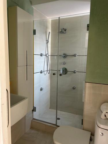 Koupelna v ubytování ATICO TRIANA CON PISCINA PRIVADA