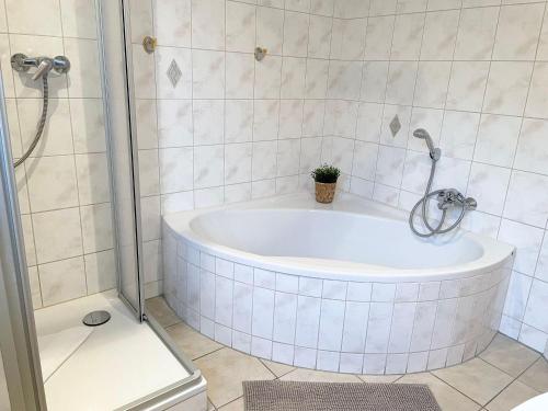 een badkamer met een bad met een plant erin bij Ferienhaus-Haus-Eversand in Cuxhaven
