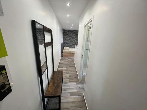 un couloir avec un escalier menant à une pièce dans l'établissement Quiet & bright studio 15min away from Paris, à Bondy
