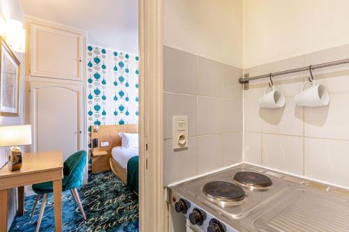 eine Küche mit einem Herd im Zimmer in der Unterkunft Hotel Romance Malesherbes by Patrick Hayat in Paris