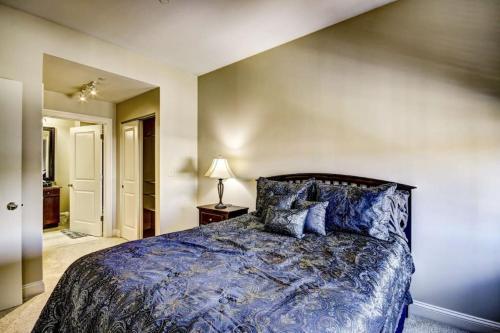 a bedroom with a bed with a blue comforter at Harbor apartments Free indoor Parking in Baltimore