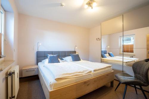 シャルボイツにあるSeeblick-Fis-007のベッドルーム(大型ベッド1台、鏡付)
