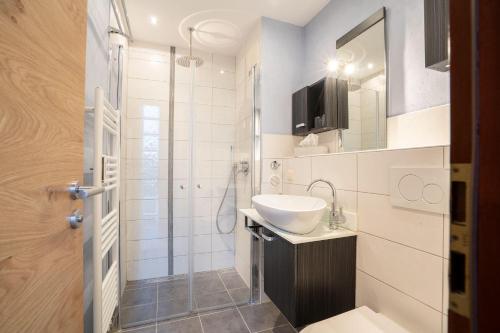 シャルボイツにあるSeeblick-Fis-007のバスルーム(洗面台、トイレ、鏡付)