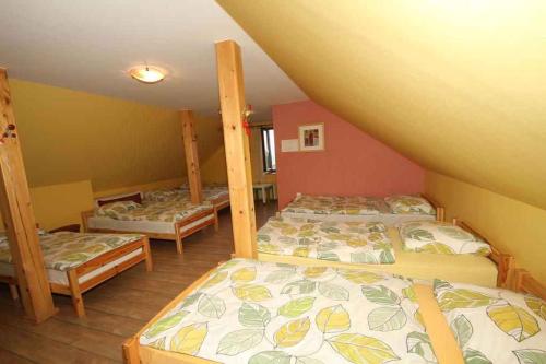um quarto com três camas num quarto em Holiday home in Loka pri Zusmu Stajerska Untersteiermark 26086 