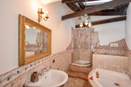 La salle de bains est pourvue d'un lavabo, d'un miroir et d'une baignoire. dans l'établissement A'Luggetella, à Naples