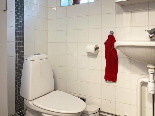 Baño blanco con aseo y lavamanos en Holiday home Mantorp en Mantorp