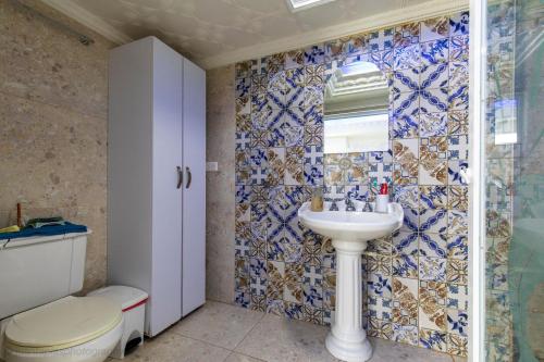 y baño con lavabo y aseo. en APARTASUITES CON VISTA AL MAR en Cartagena de Indias