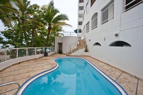 una piscina junto a un edificio en APARTASUITES CON VISTA AL MAR en Cartagena de Indias