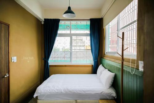 Cama pequeña en habitación con ventana en Xin Yuan Hang Homestay en Guanshan