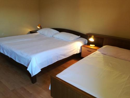 1 dormitorio con 2 camas y 2 lámparas en las mesas en Apartments with a parking space Okrug Donji, Ciovo - 16276, en Okrug Donji