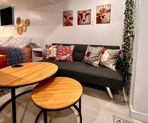 sala de estar con sofá y mesa en The Boho Oasis, en Windsor