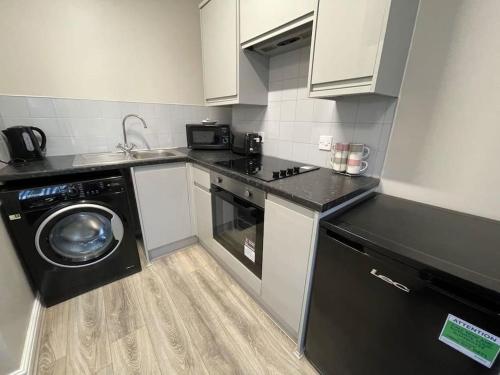 cocina con lavadora y lavadora en Hosted By Ryan - 1 Bedroom Apartment, en Liverpool