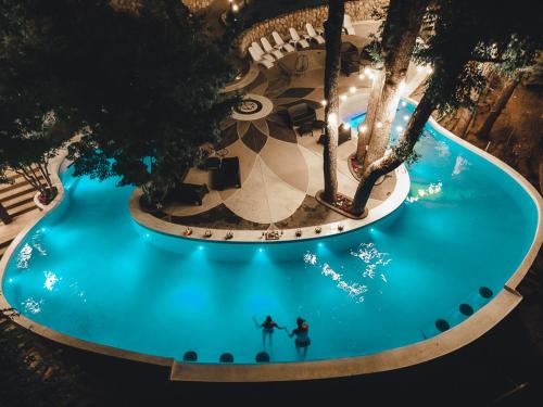 una vista aérea de una piscina con dos personas de pie en ella en Rotui Exclusive Apartment en San Martín de los Andes