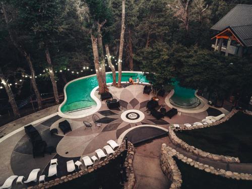 einen Luftblick auf einen Pool in einem Resort in der Unterkunft Rotui Exclusive Apartment in San Martín de los Andes